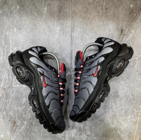 Tênis Air Max Plus Drácula (Preto/Vermelho)