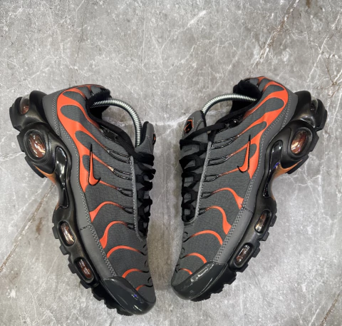 Tênis Air Max Plus Tn "Cinza e Laranja"
