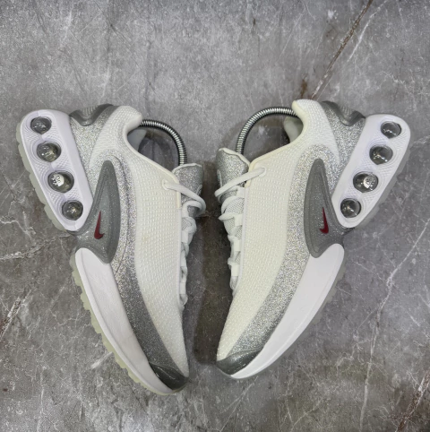 Tênis Air Max Dn "Silver Glitter" (Prata/ Branco/Detalhe Vermelho)
