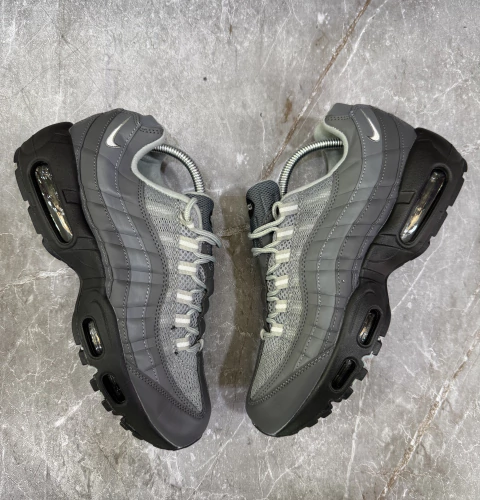 Tênis Air Max 95 (Cinza/Preto)
