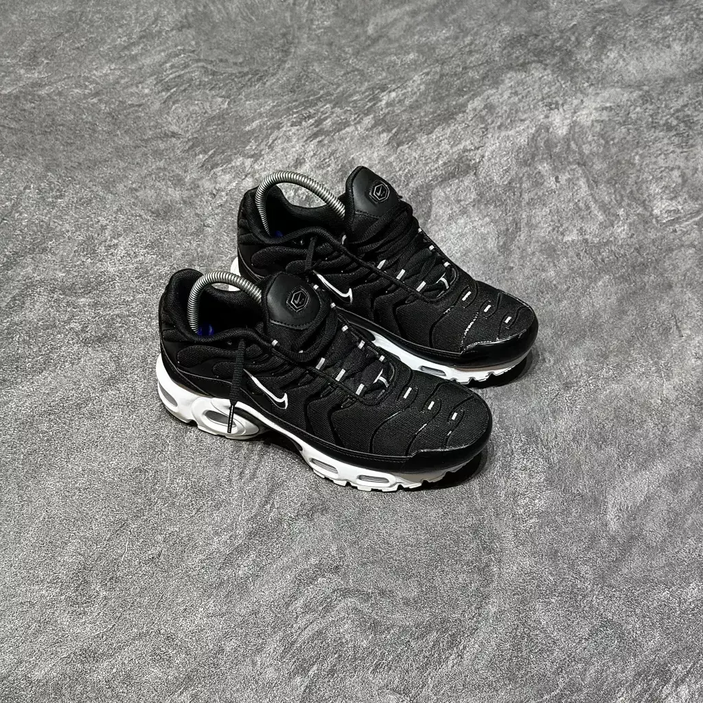 Air Max TN Plus 1 “Black/White Feminino”
